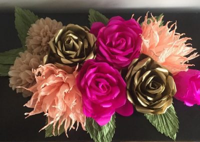 arreglo con flores de papel-decoracion con rosas gigantes de papel-manos expresivas-academia de manualidades-taller de flores de papel presencial-taller virtual