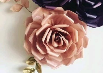 arreglo con flores de papel-decoracion con rosas gigantes de papel-manos expresivas-academia de manualidades-taller de flores de papel presencial-taller virtual