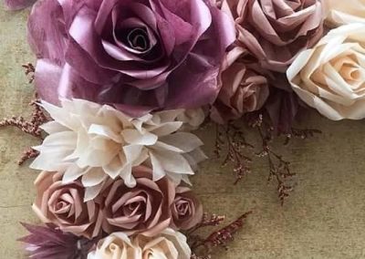 arreglo con flores de papel y ramas inmortalizadas-decoracion con rosas gigantes de papel-manos expresivas-academia de manualidades-taller de flores de papel presencial-taller virtual