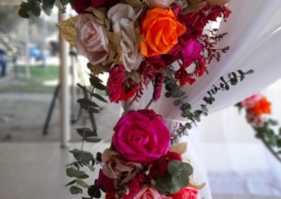 arreglo de flores de papel-decoración de boda-rosas de papel-manos expresivas-flores de papel bogota-decoración con flores de papel-flores de papel medianas