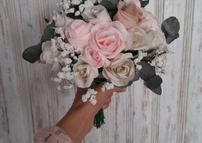 bouquet de novia de flores de papel-rosas de papel-decoracion de boda con flores de papel-taller presencial-taller virtual-academia de manualidades-manos expresivas