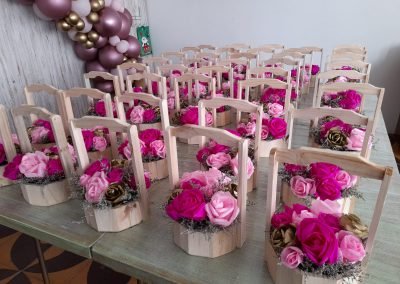 centro de mesa de flores de papel-rosas de papel-decoración de eventos-manos expresivas-academia de manualidades-taller presencial-taller virtual-decoración con flores de papel-bogota