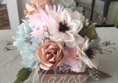 centro de mesa flores de papel-decoracion con flores de papel-taller de flores de papel-manos expresivas-academia de manualidades-taller de flores de papel