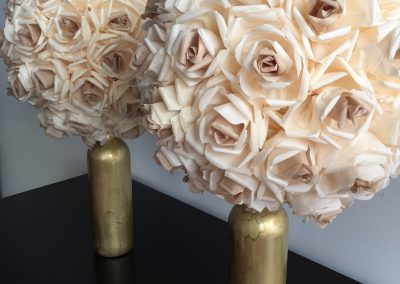 centros de mesa de flores de papel-rosas de papel-flores de papel-decoracion de eventos con flores de papel-manos expresivas-academia de manualidades-taller de flores de papel