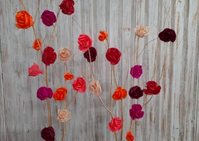 chamizos de flores de papel-flores de papel-rosas de papel-manos expresivas-academia de manualidades-taller presencial-taller virtual-decoracion de eventos-decoracion bogota