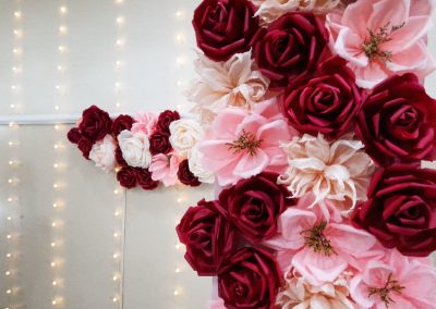 decoracion con flores de papel-decoracion con flores gigantes-rosas de papel-decoracion de boda con flores de papel-manos expresivas-academia de manualidades-taller de flores de papel