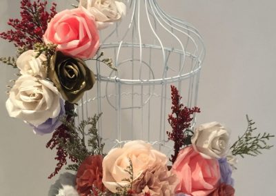 decoracion con flores de papel-flores de papel-rosas de papel-manos expresivas-academia de manualidades-taller de flores de papel-taller presencial-taller virtual