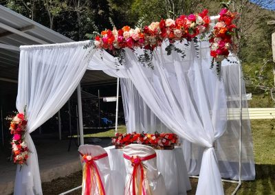 decoración con flores de papel-jupa de flores de papel- decoración de boda-flores gigantes-flores coloridas-manos expresivas-decoración de flores