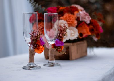 decoracion copas de boda-decoracion boda-flores de papel-rosas pequeñas-rosas de papel-academia de manualidades-manos expresivas