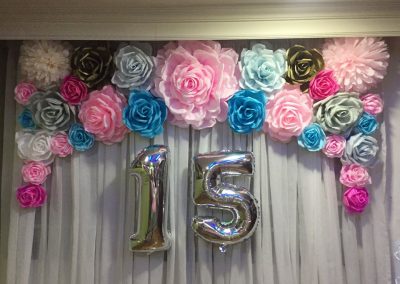 decoracion de 15 años con rosas gigantes-arreglo con flores de papel-decoracion con rosas gigantes de papel-manos expresivas-academia de manualidades-taller de flores de papel presencial-taller virtual