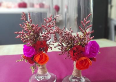 decoración de copas de boda-decoración flores de papel-decoración de evento-manos expresivas-taller de flores de papel-bogota-taller presencial-taller virtual-flores de papel pequeñas