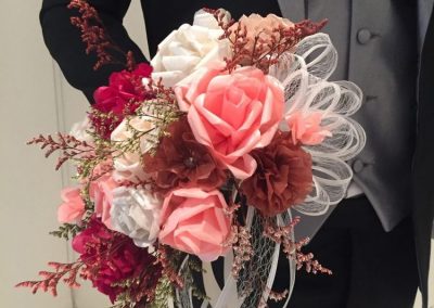 decoracion de espacio-decoracion con flores de papel-flores de papel-decoracion de boda-manos expresivas-academia de manualidades-taller presencial-taller virtual-bogota