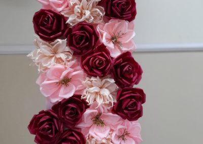 decoración de eventos con flores de papel-flores de papel-rosas en papel-manos expresivas-academia de manualidades-taller presencial-taller virtual-decoración de boda con flores de papel