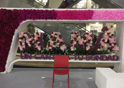 decoracion de eventos-decoracion de centro comercial-decoracion con flores de papel-rosas de papel-academia de manualidades-manos expresivas-taller de flores presencial-taller virtual-rosas de papel a la venta