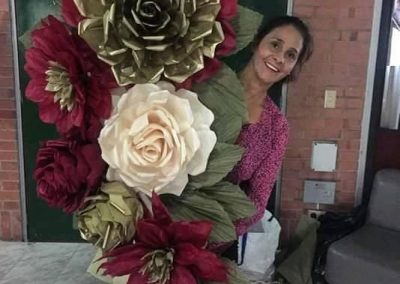 decoracion de flores de papel gigante-rosas de papel gigante-taller de flores de papel-rosas de papel-academia de manualidades-manos expresivas-taller presencial-taller virtual