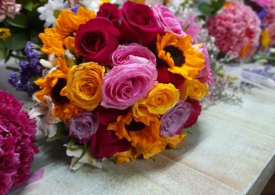 decoracion de flores naturales-rosas-girasoles-taller de flores naturales-taller presencial-taller virtual-manos expresivas-decoracion de eventos