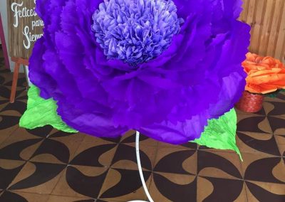 flor gigante de papel con base-flor de papel con centro picado-taller de flores de papel-academia de manualidades-manos expresivas-taller presencial-taller virtual