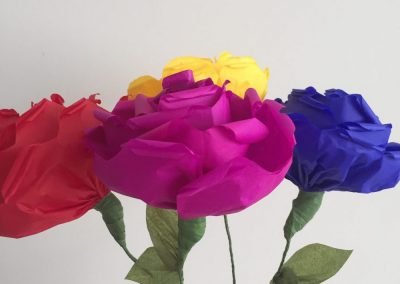 flores de papel-colores de flores-decoracion con flores de papel-manos expresivas-academia de manualidades-taller presencial-taller virtual-taller de flores de papel