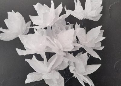 flores de papel-dalia de papel-decoracion con flores de papel-decoracion de eventos-academia de manualidades-taller virtual-taller presencial-manos expresivas