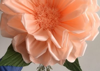flores de papel-flores gigantes-decoracion de flores de papel-decoracion de eventos-manos expresivas-academia de manualidades-taller presencial-taller virtual