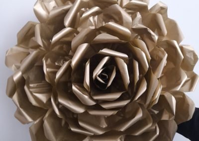 flores de papel-flores gigantes-rosas de papel-flores de papel para decorar-taller de flores gigantes-manos expresivas-academia de manualidades-decoracion de eventos-taller presencial-taller virtual