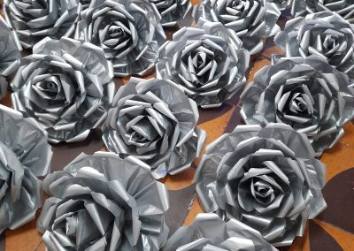 flores de papel-rosas de papel-rosas gigantes-decoración con flores de papel-decoración de eventos-manos expresivas-taller presencial-taller virtual-academia de manualidades
