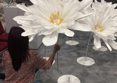 flores gigante con base-flores gigantes de papel-taller de flores de papel-academia de manualidades-manos expresivas-taller presencial-decoracion con flores de papel