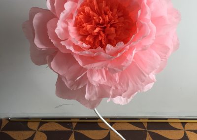 flores gigantes de papel-flor de centro picado-flores de papel para decoracion-taller de flores de papel-academia de manualidades-manos expresivas-taller presencial-taller virtual-decoracion de evento