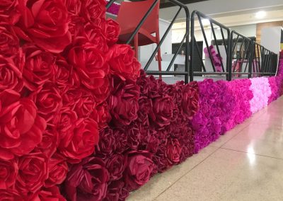 pared de flores de papel-rosas de papel-flores gigantes-decoracion de eventos con flores de papel-taller de flores de papel-manos expresivas-academia de manualidades-taller presencial-taller virtual