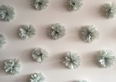 pompones de papel-decoracion de eventos con flores de papel-academia de manualidades-manos expresivas-talleres presenciales-talleres vituales