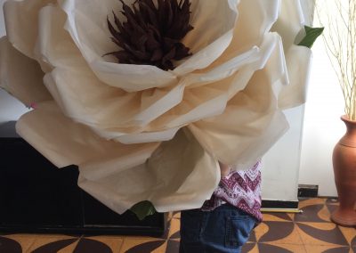 rosa gigante de papel-flore de centro picado-decoracion con flores de papel gigante-taller de flores gigantes-academia de manualiades-manos expresivas-taller presencial