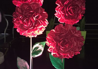 rosas de papel gigante-flores de papel-decoracion con flores de papel-academia de manualidades-manos expresivas-taller presencial-taller virtual-taller de flores de papel
