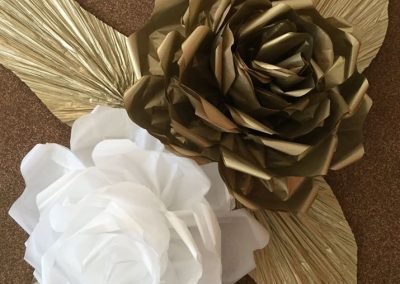 rosas doradas de papel-arreglo con flores de papel-decoracion con rosas gigantes de papel-manos expresivas-academia de manualidades-taller de flores de papel presencial-taller virtual