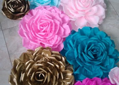 rosas gigantes de colores-arreglo con flores de papel-decoracion con rosas gigantes de papel-manos expresivas-academia de manualidades-taller de flores de papel presencial-taller virtual